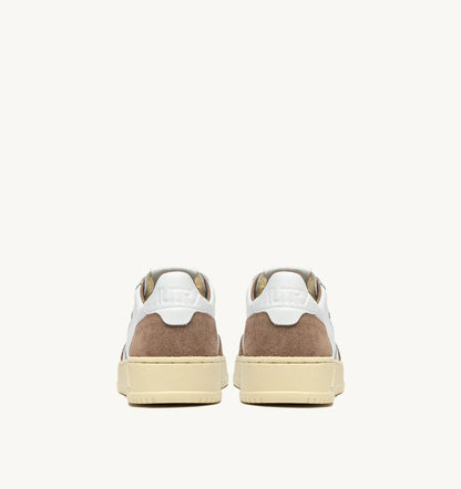 BASKETS MEDALIST LOW EN CUIR BLANC ET DAIM ANTILOPE