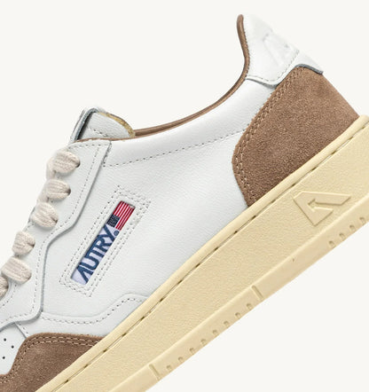 BASKETS MEDALIST LOW EN CUIR BLANC ET DAIM ANTILOPE