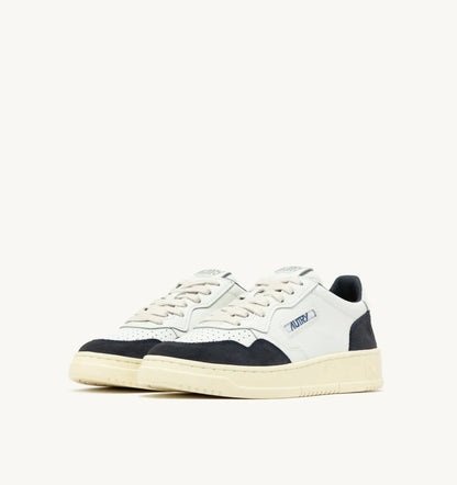 BASKETS MEDALIST LOW EN CUIR BLANC ET DAIM OCEAN