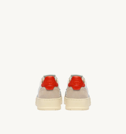 BASKETS MEDALIST LOW EN DAIM ET CUIR BLANC ET LION